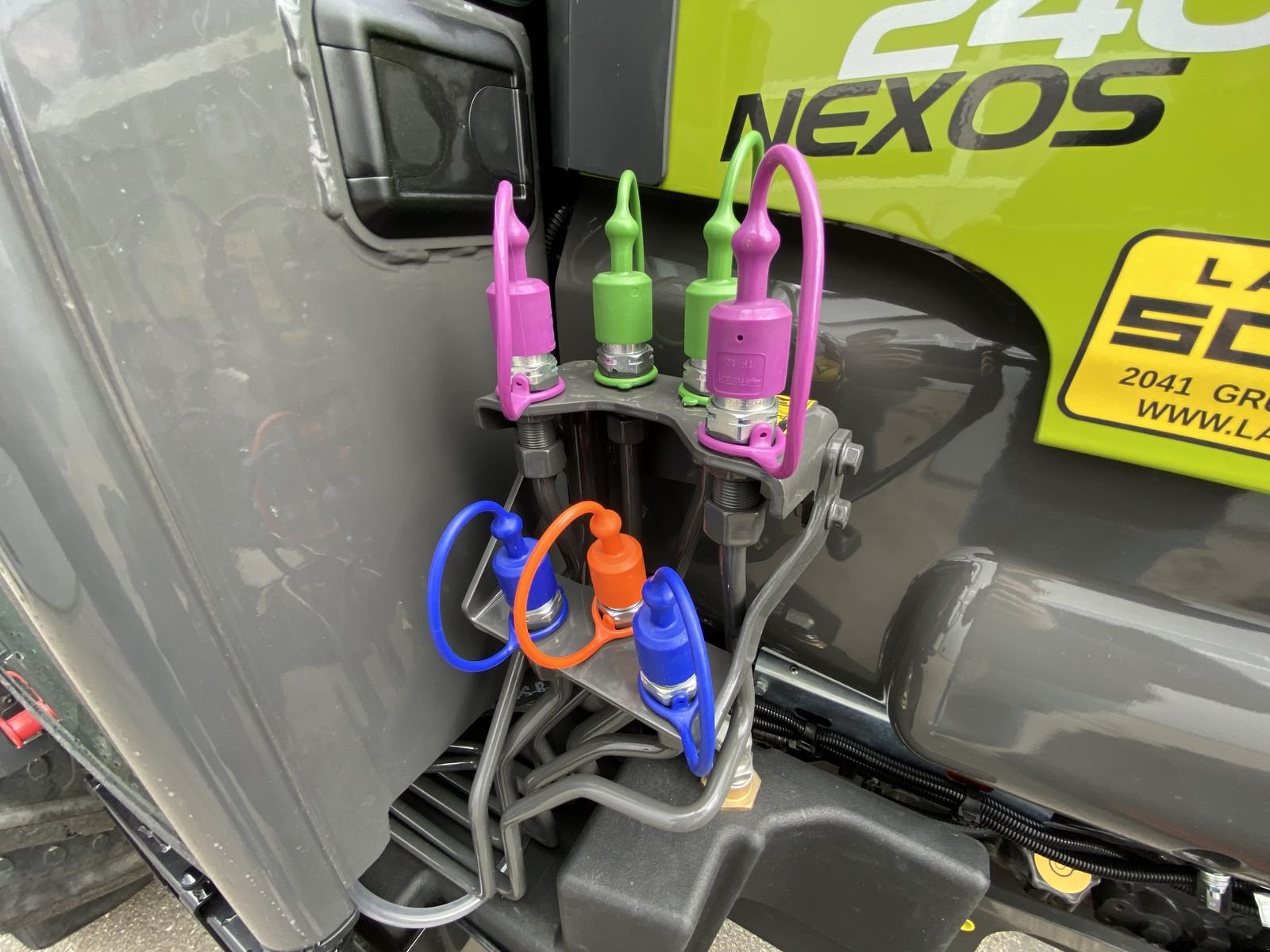 Schmalspurtraktor des Typs CLAAS Nexos 240 L Comfort, Neumaschine in Mistelbach (Bild 5)