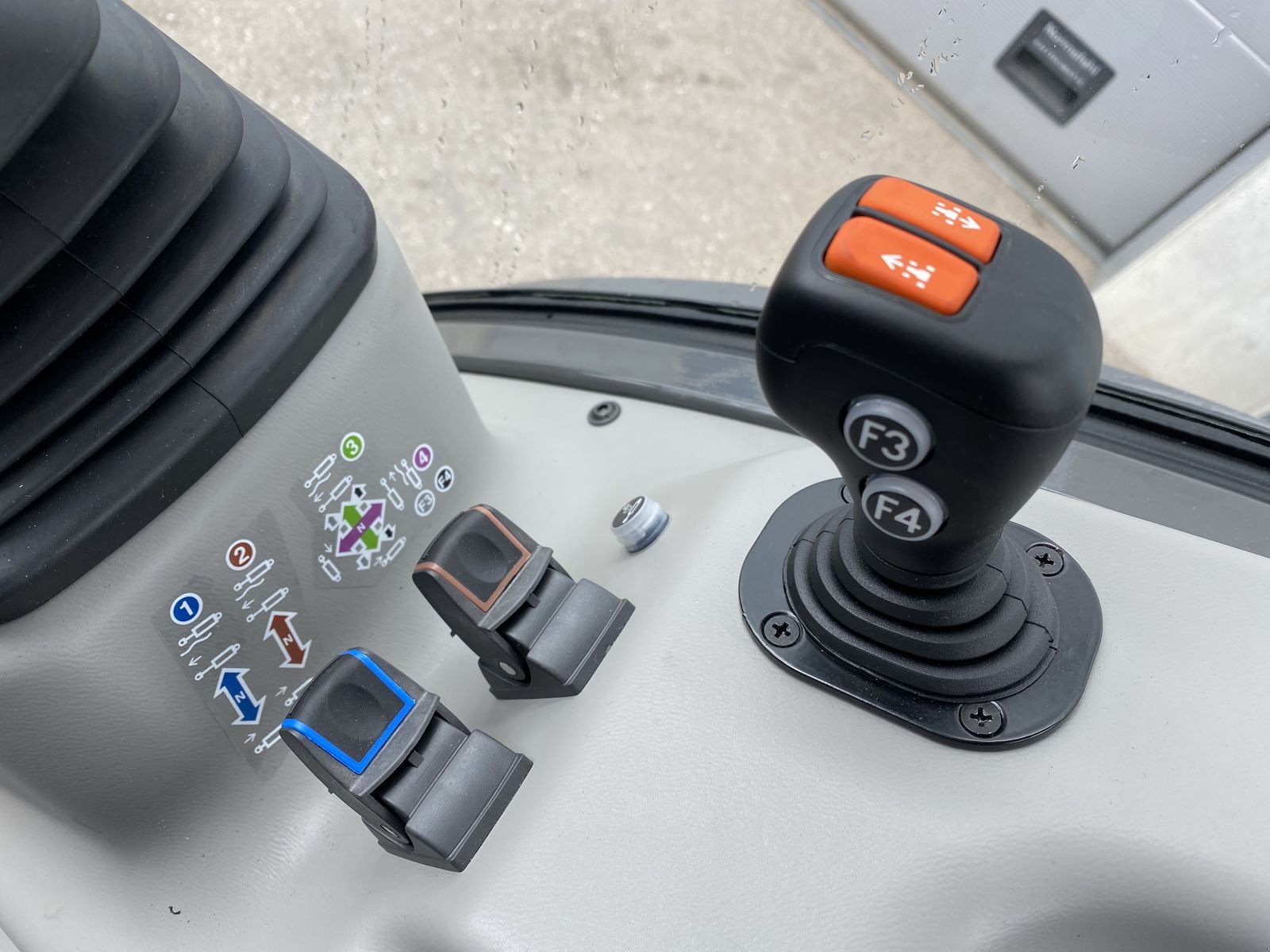 Schmalspurtraktor des Typs CLAAS Nexos 240 L Comfort, Neumaschine in Mistelbach (Bild 11)