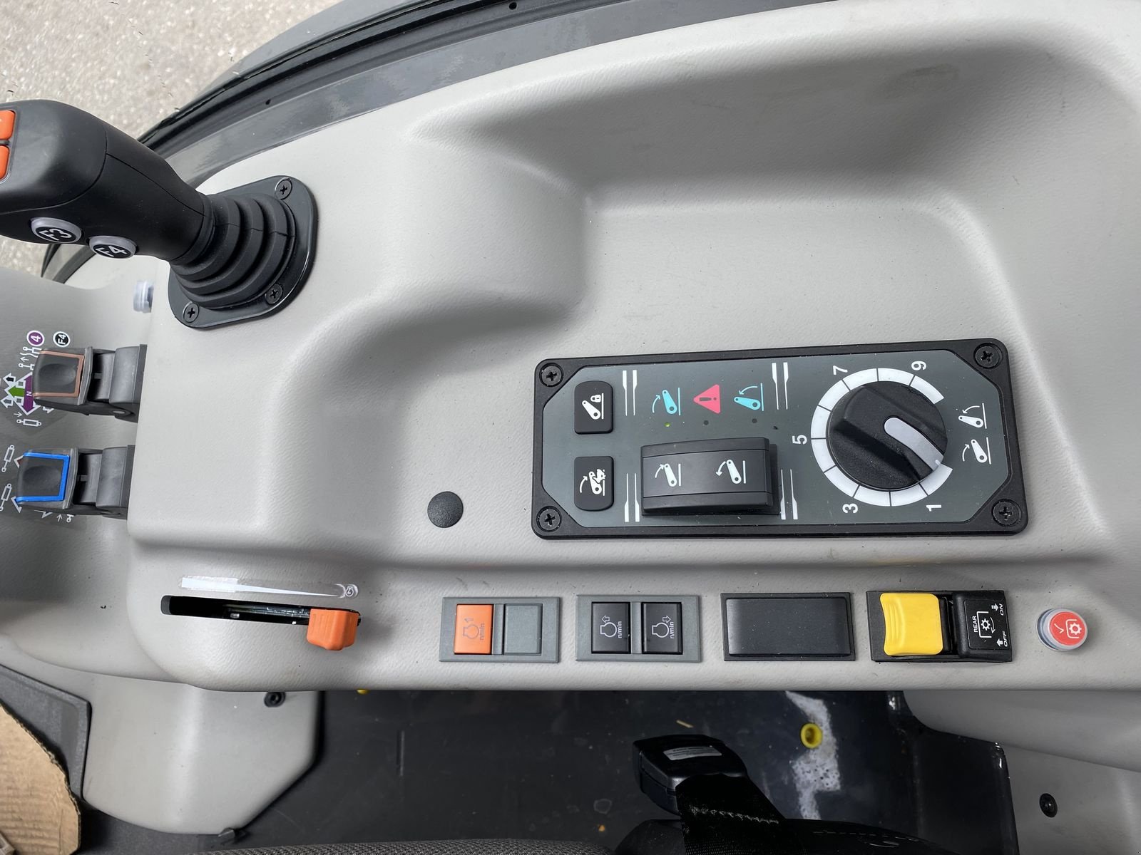 Schmalspurtraktor des Typs CLAAS Nexos 240 L Comfort, Neumaschine in Mistelbach (Bild 14)