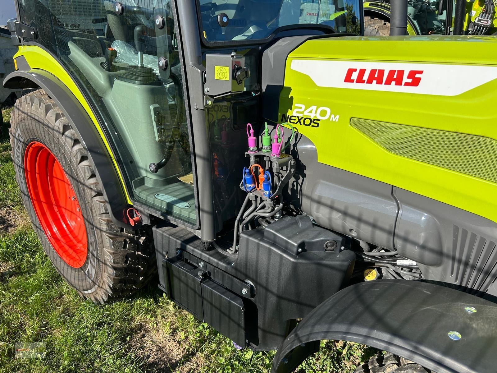 Schmalspurtraktor typu CLAAS Nexos 240 M Advanced, Neumaschine v Osterburken (Obrázek 3)
