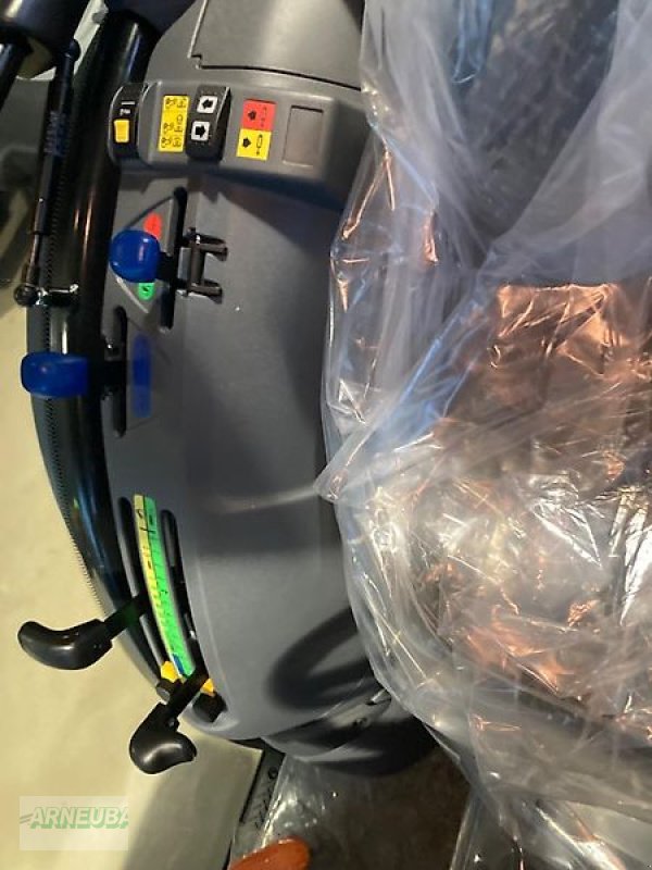 Schmalspurtraktor des Typs Deutz-Fahr 3060 Lamborghini Edition, Neumaschine in Schlettau (Bild 8)