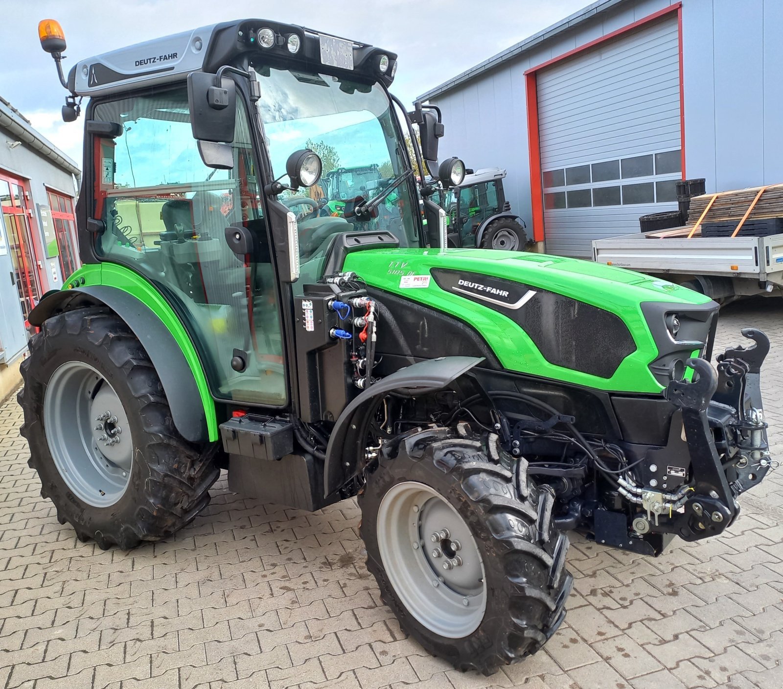 Schmalspurtraktor des Typs Deutz-Fahr 5105 DF TTV, Gebrauchtmaschine in Dannstadt-Schauernheim (Bild 2)