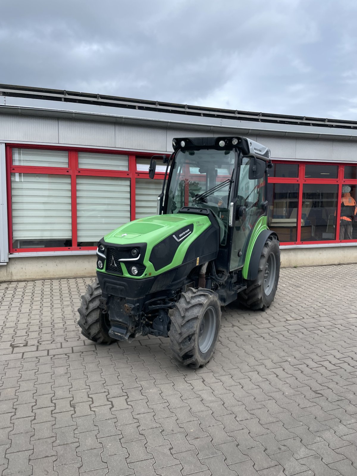 Schmalspurtraktor des Typs Deutz 5090.4TTV, Gebrauchtmaschine in Dannstadt-Schauernheim (Bild 1)