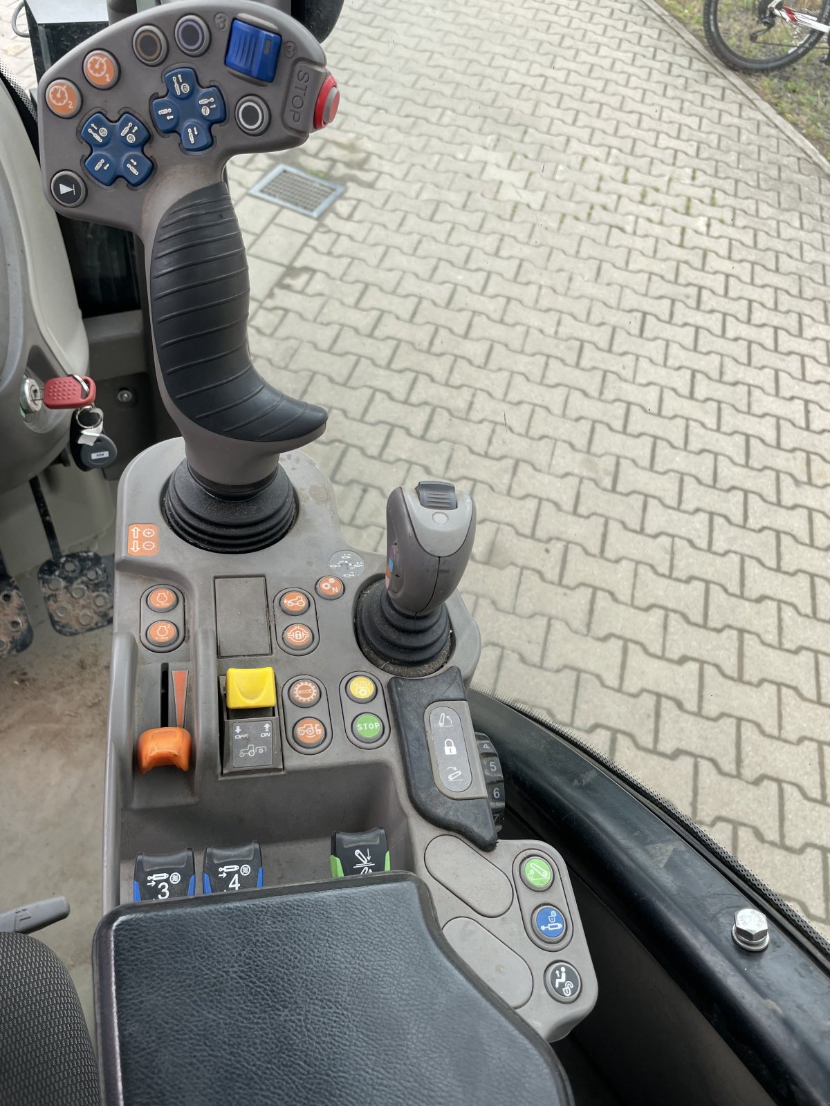Schmalspurtraktor des Typs Deutz 5090.4TTV, Gebrauchtmaschine in Dannstadt-Schauernheim (Bild 5)
