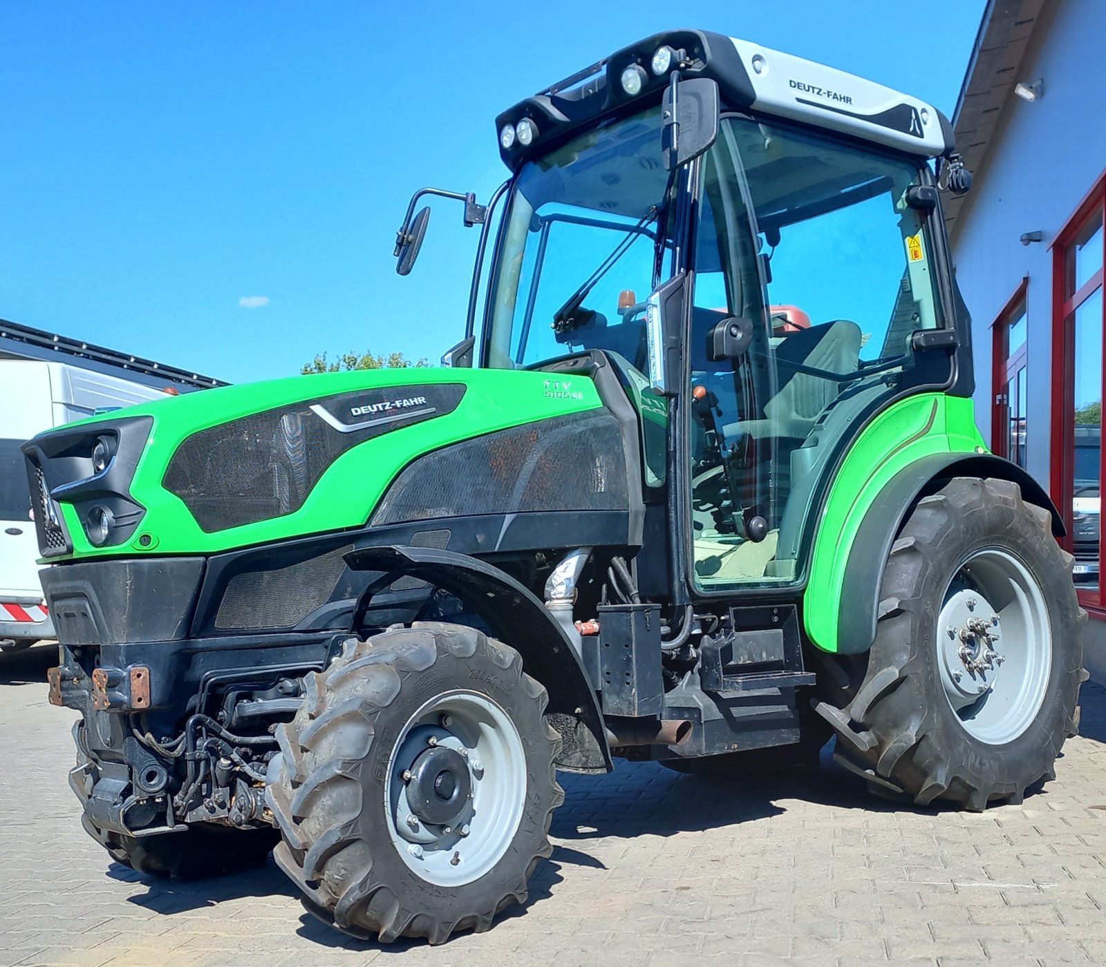 Schmalspurtraktor des Typs Deutz 5105 DS TTV, Gebrauchtmaschine in Dannstadt-Schauernheim (Bild 2)