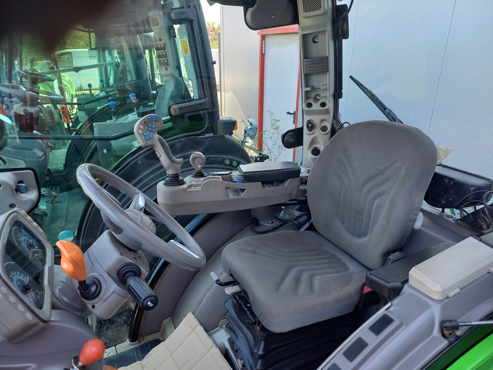 Schmalspurtraktor des Typs Deutz 5105 DS TTV, Gebrauchtmaschine in Dannstadt-Schauernheim (Bild 4)