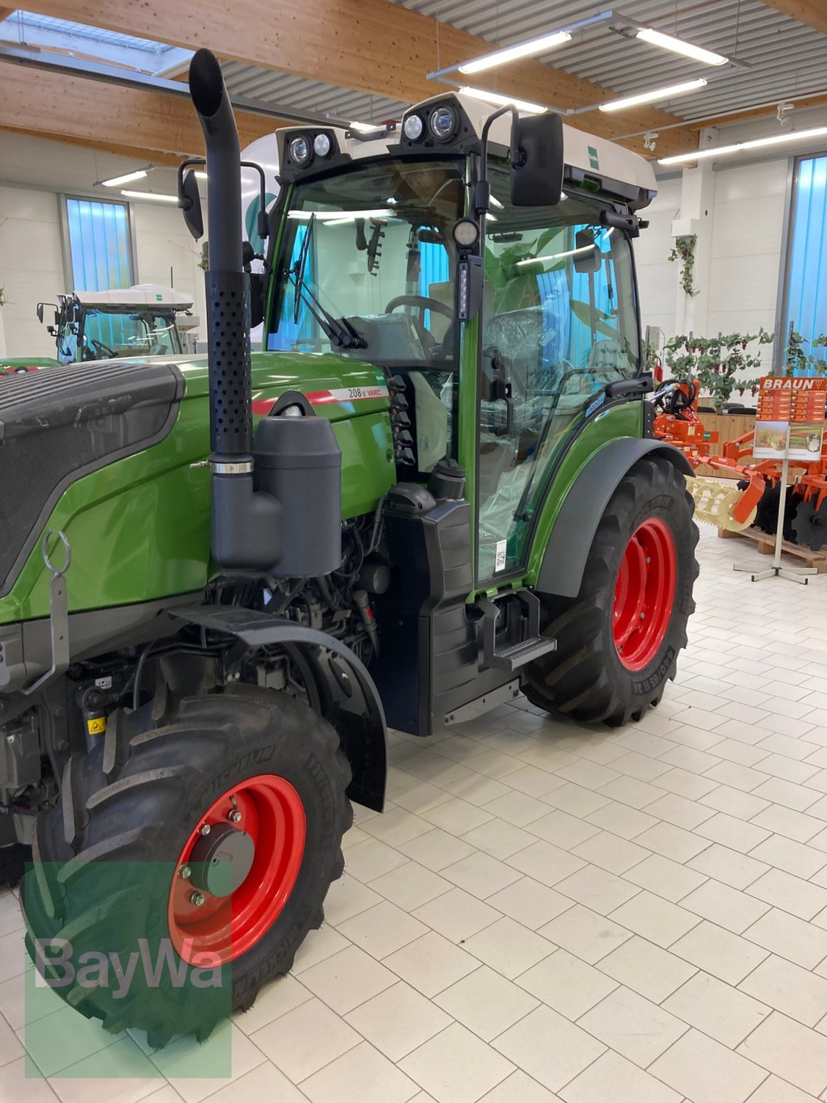 Schmalspurtraktor des Typs Fendt 208V GEN 3, Neumaschine in Volkach (Bild 5)