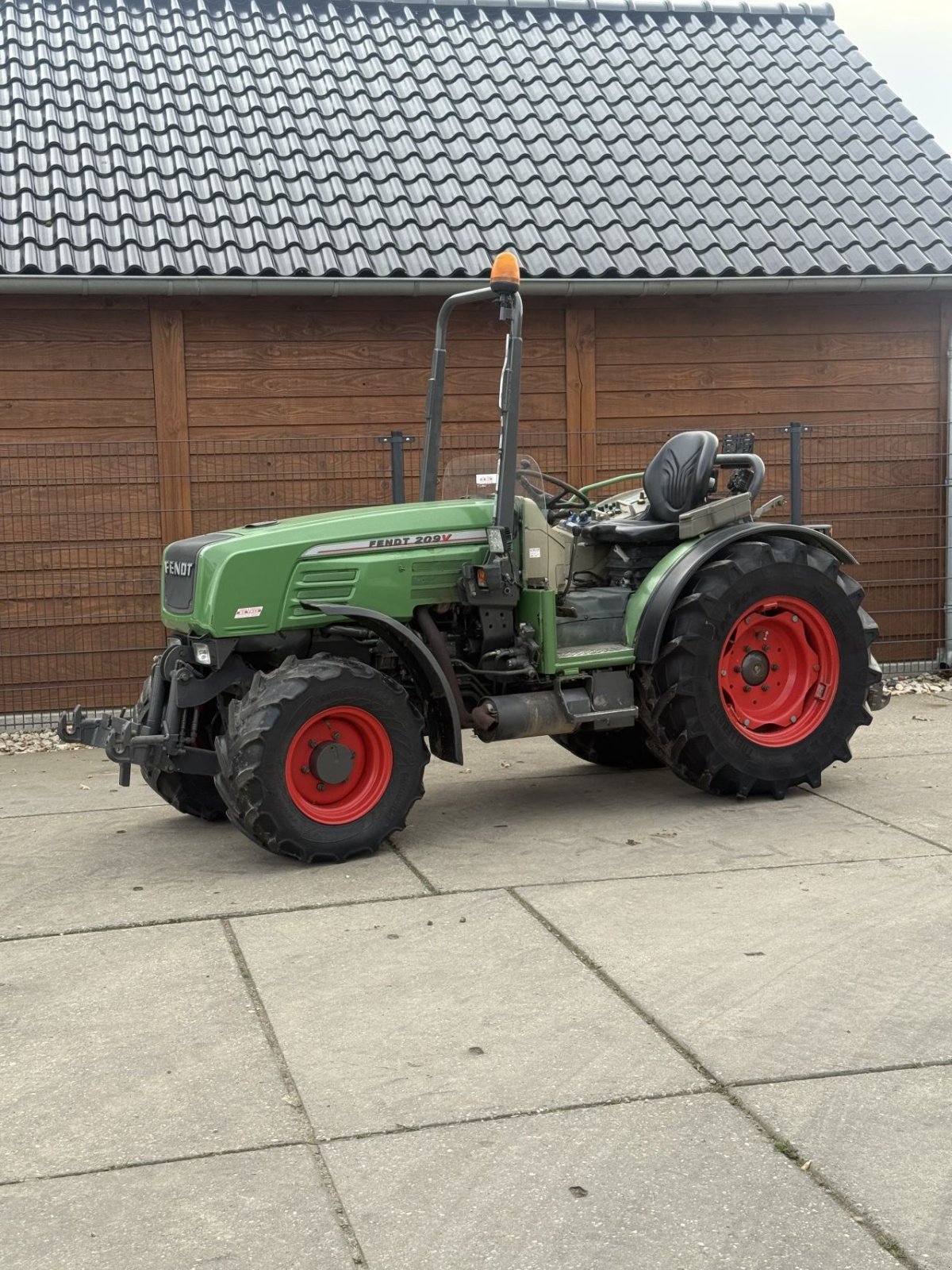 Schmalspurtraktor of the type Fendt 209va, Gebrauchtmaschine in Wadenoijen (Picture 1)