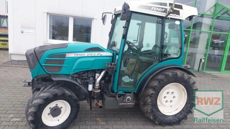 Schmalspurtraktor des Typs Fendt 210 V Vario, Vorführmaschine in Saulheim (Bild 1)