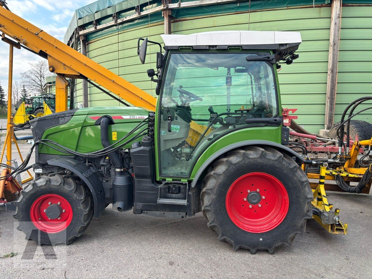 Schmalspurtraktor des Typs Fendt 210 Vario V, Gebrauchtmaschine in Regensburg (Bild 1)