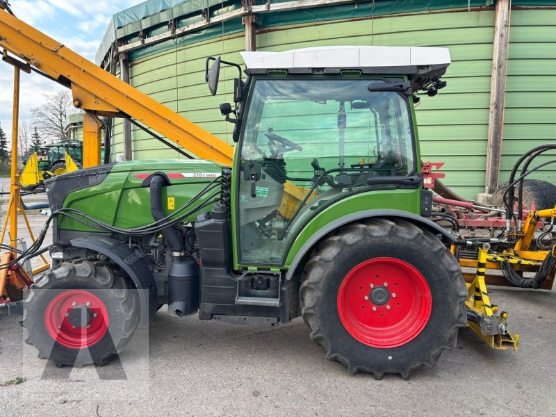 Schmalspurtraktor des Typs Fendt 210 Vario V, Gebrauchtmaschine in Regensburg (Bild 1)