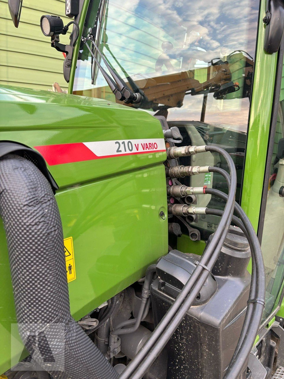 Schmalspurtraktor des Typs Fendt 210 Vario V, Gebrauchtmaschine in Regensburg (Bild 5)