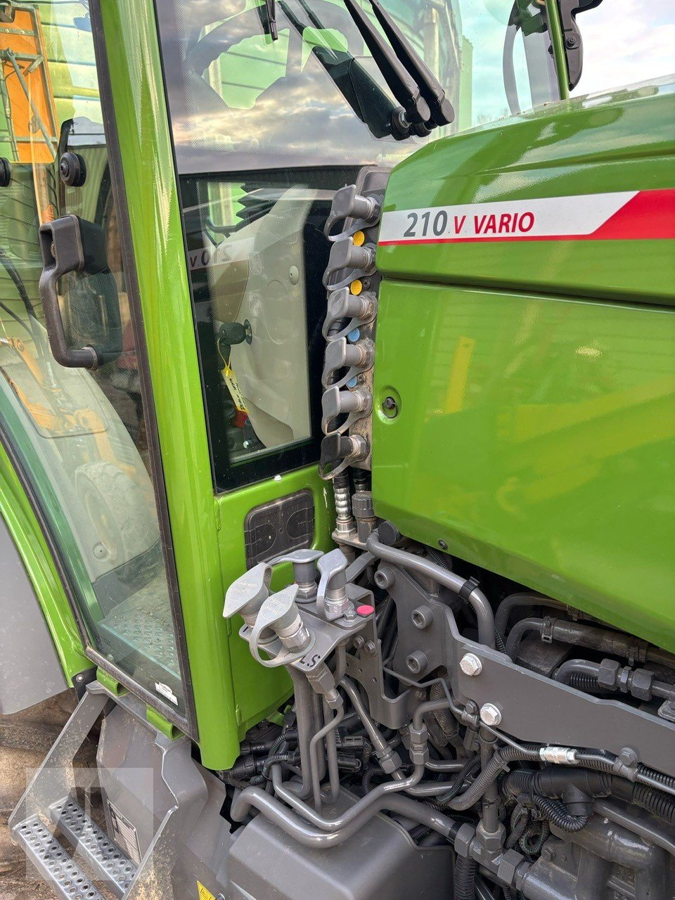 Schmalspurtraktor des Typs Fendt 210 Vario V, Gebrauchtmaschine in Regensburg (Bild 6)