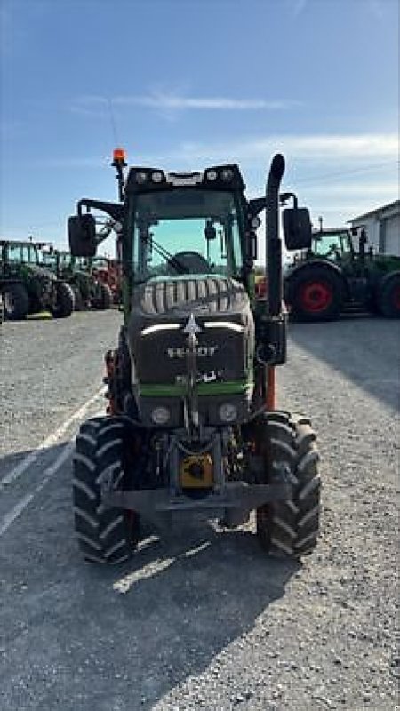 Schmalspurtraktor des Typs Fendt 211 V PROFI SETTING 2, Gebrauchtmaschine in PEYROLE (Bild 2)