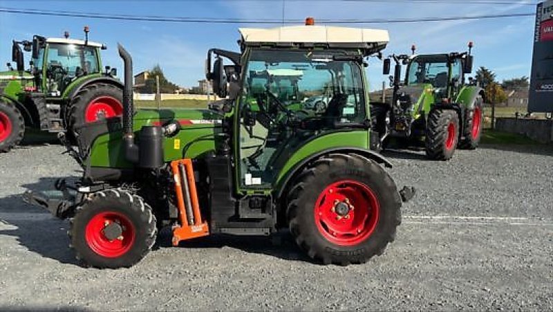 Schmalspurtraktor des Typs Fendt 211 V PROFI SETTING 2, Gebrauchtmaschine in PEYROLE (Bild 1)