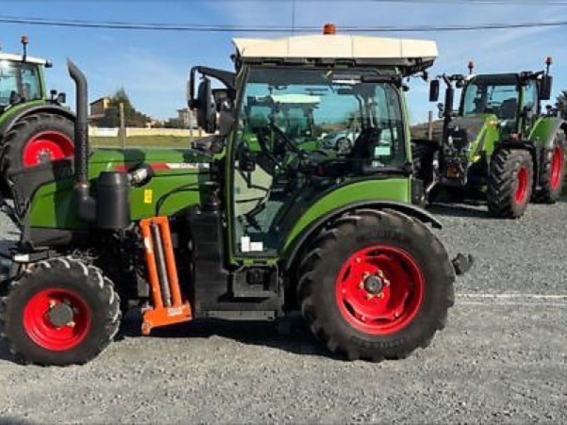 Schmalspurtraktor des Typs Fendt 211 V PROFI SETTING 2, Gebrauchtmaschine in PEYROLE (Bild 1)