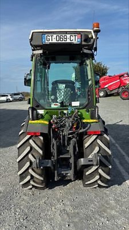 Schmalspurtraktor des Typs Fendt 211 V PROFI SETTING 2, Gebrauchtmaschine in PEYROLE (Bild 4)