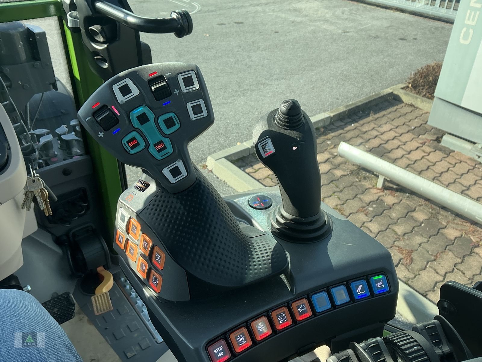 Schmalspurtraktor des Typs Fendt 211 V, Gebrauchtmaschine in Markt Hartmannsdorf (Bild 8)