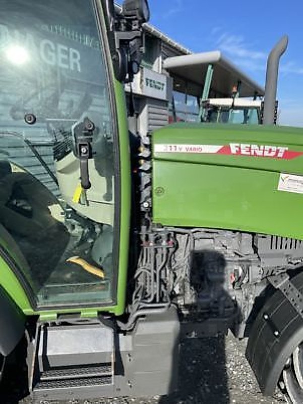Schmalspurtraktor typu Fendt 211 V, Gebrauchtmaschine v PEYROLE (Obrázek 9)