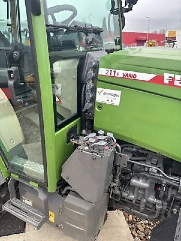 Schmalspurtraktor of the type Fendt 211F, Gebrauchtmaschine in Carcassonne (Picture 8)