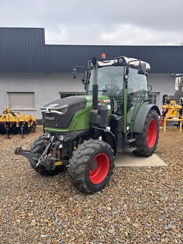 Schmalspurtraktor of the type Fendt 211F, Gebrauchtmaschine in Carcassonne (Picture 1)