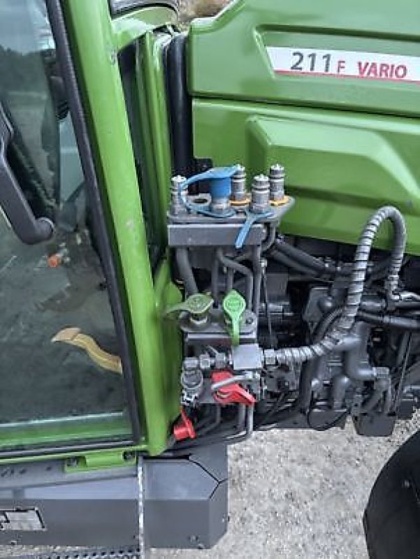 Schmalspurtraktor типа Fendt 211F, Gebrauchtmaschine в Carcassonne (Фотография 8)