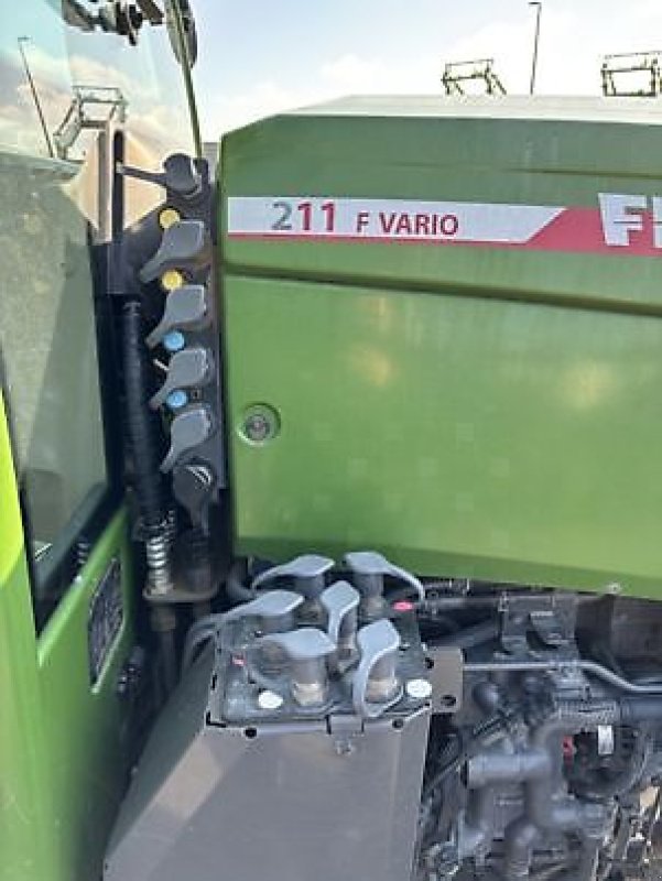 Schmalspurtraktor типа Fendt 211F, Gebrauchtmaschine в Carcassonne (Фотография 4)