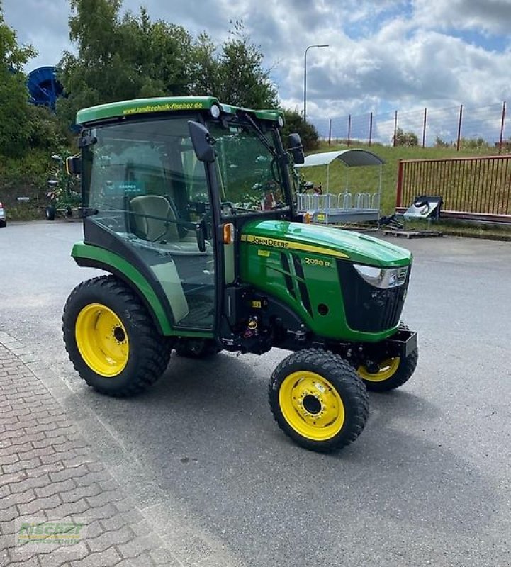 Schmalspurtraktor des Typs John Deere 2038R, Neumaschine in Kroppach (Bild 3)