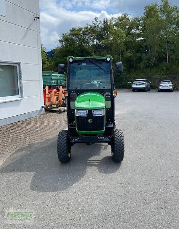 Schmalspurtraktor des Typs John Deere 2038R, Neumaschine in Kroppach (Bild 2)