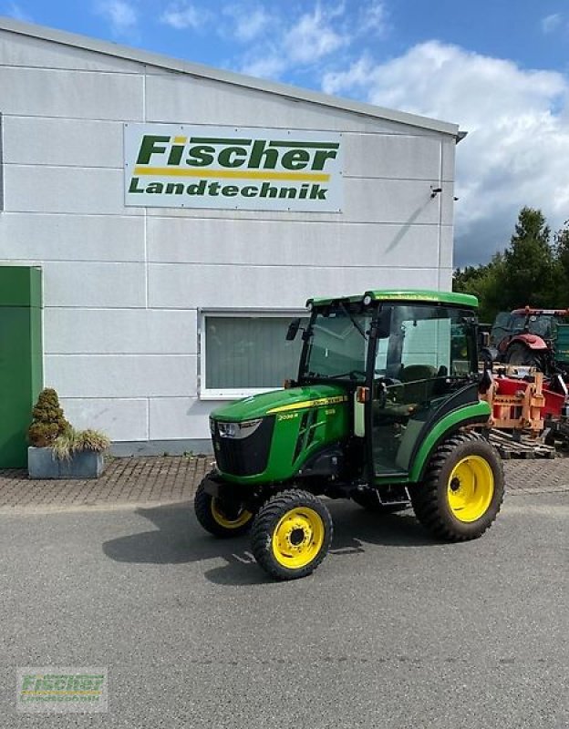 Schmalspurtraktor des Typs John Deere 2038R, Neumaschine in Kroppach (Bild 1)