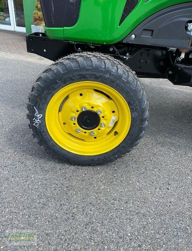 Schmalspurtraktor des Typs John Deere 2038R, Neumaschine in Kroppach (Bild 11)