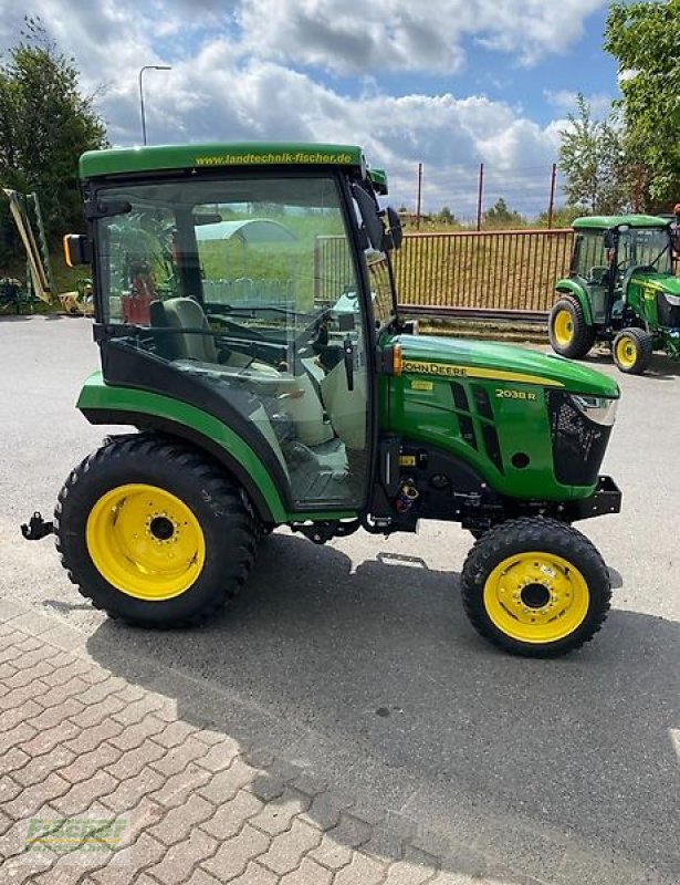 Schmalspurtraktor des Typs John Deere 2038R, Neumaschine in Kroppach (Bild 4)