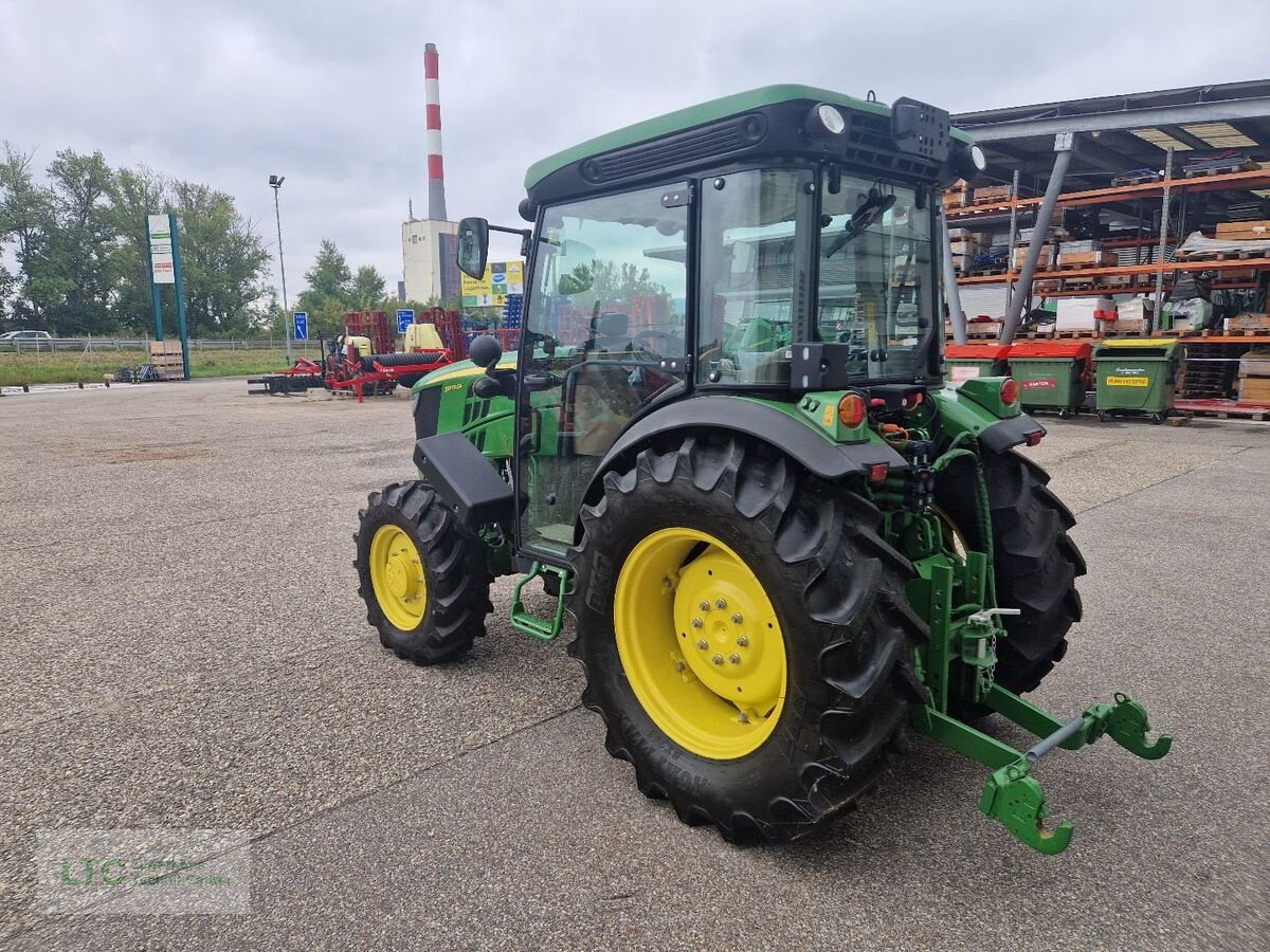 Schmalspurtraktor des Typs John Deere 5075 GF, Neumaschine in Korneuburg (Bild 4)