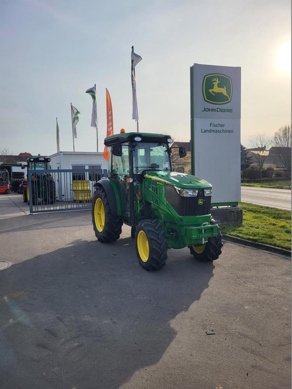 Schmalspurtraktor des Typs John Deere 5075GN, Neumaschine in Niederkirchen (Bild 2)