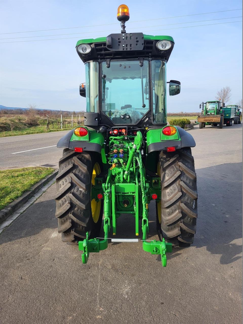 Schmalspurtraktor des Typs John Deere 5075GN, Neumaschine in Niederkirchen (Bild 3)