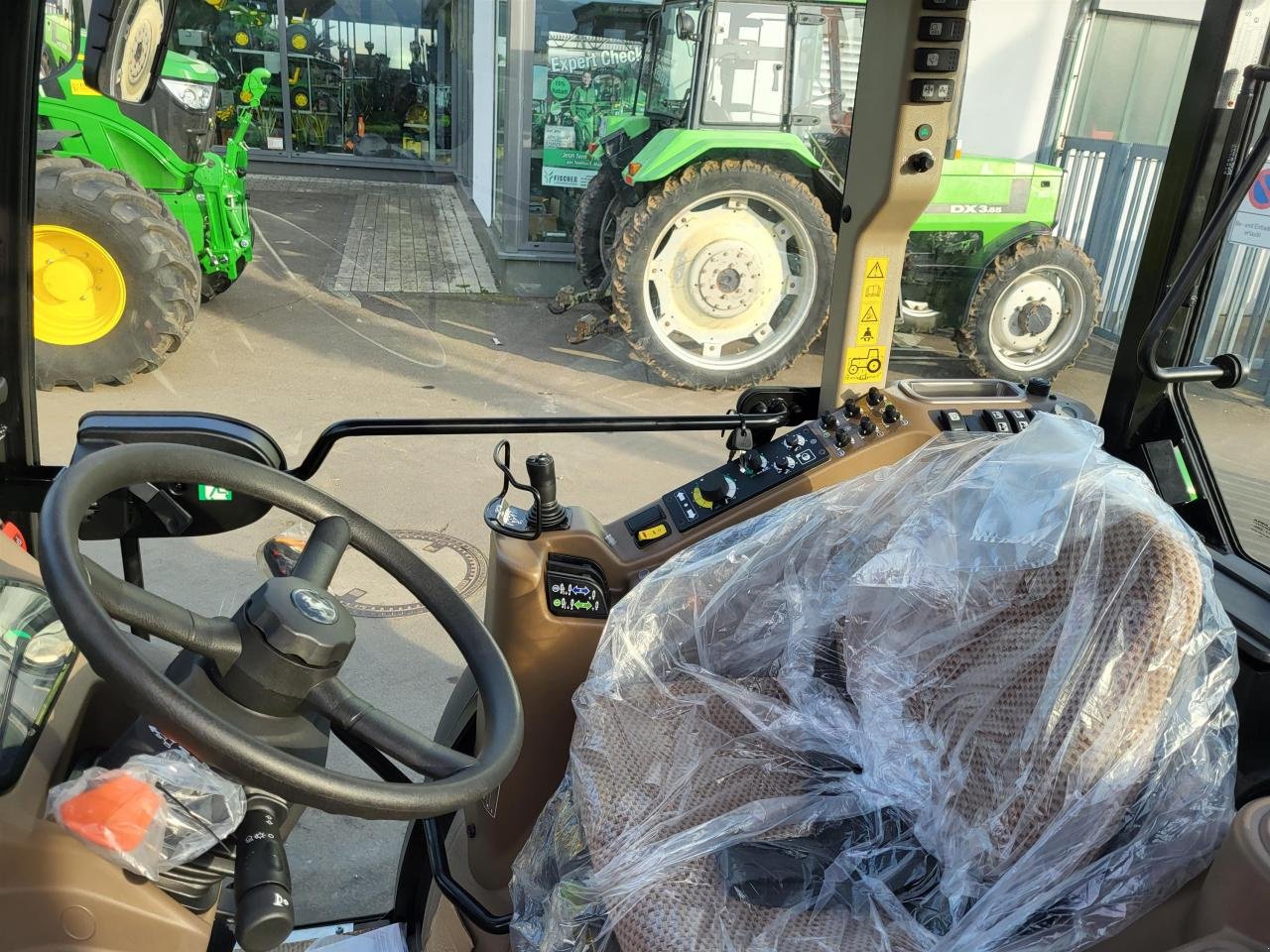 Schmalspurtraktor des Typs John Deere 5075GN, Neumaschine in Niederkirchen (Bild 5)