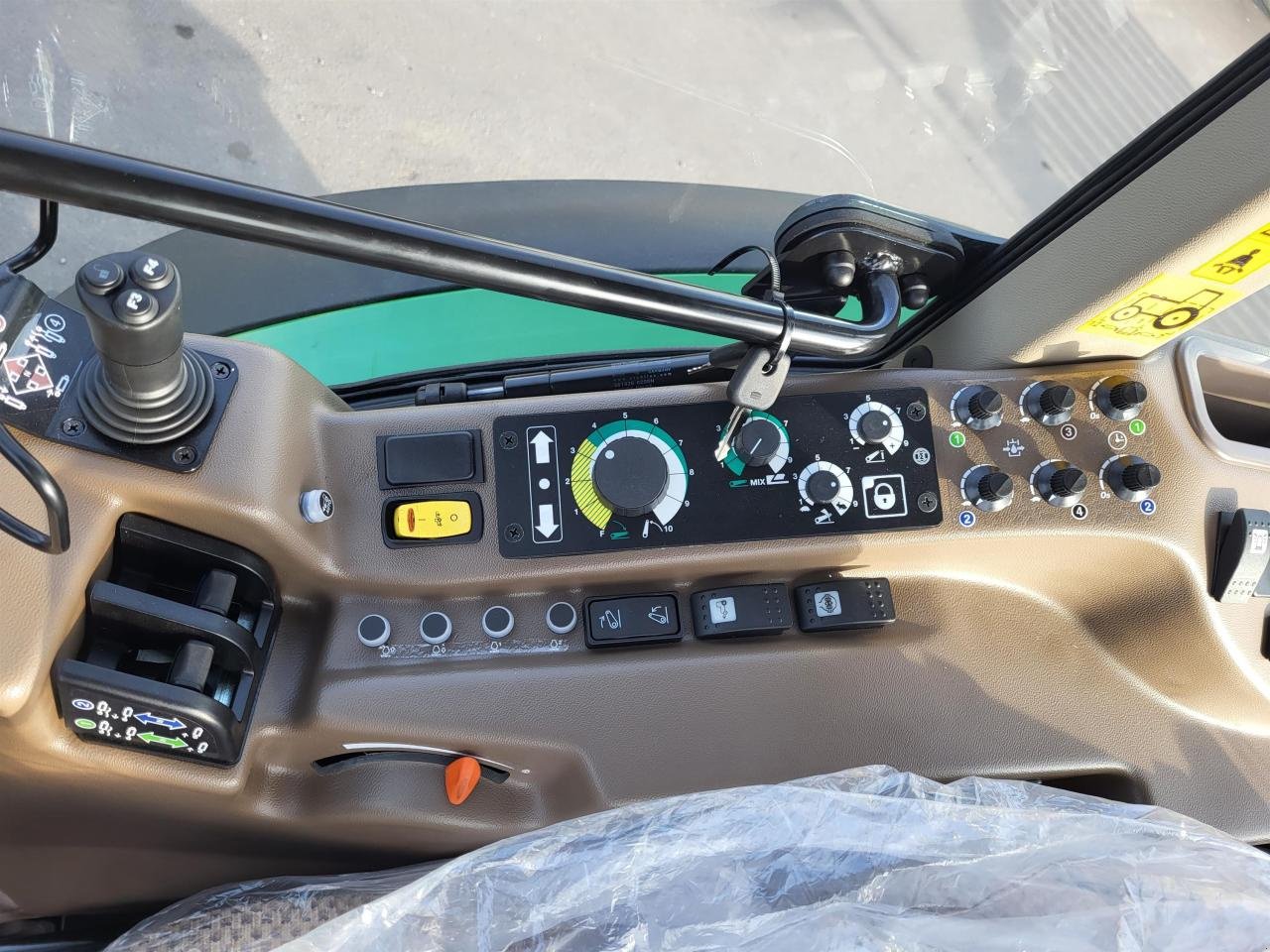 Schmalspurtraktor des Typs John Deere 5075GN, Neumaschine in Niederkirchen (Bild 6)