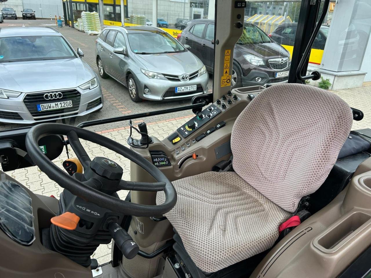 Schmalspurtraktor typu John Deere 5090GV 102PS gef.VA, Vorführmaschine v Worms (Obrázek 7)