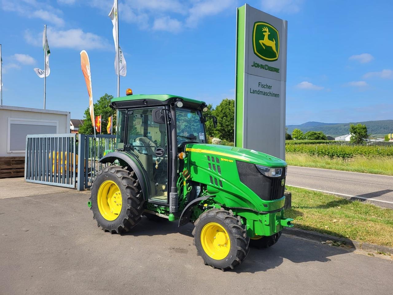 Schmalspurtraktor des Typs John Deere 5090GV, Neumaschine in Niederkirchen (Bild 1)