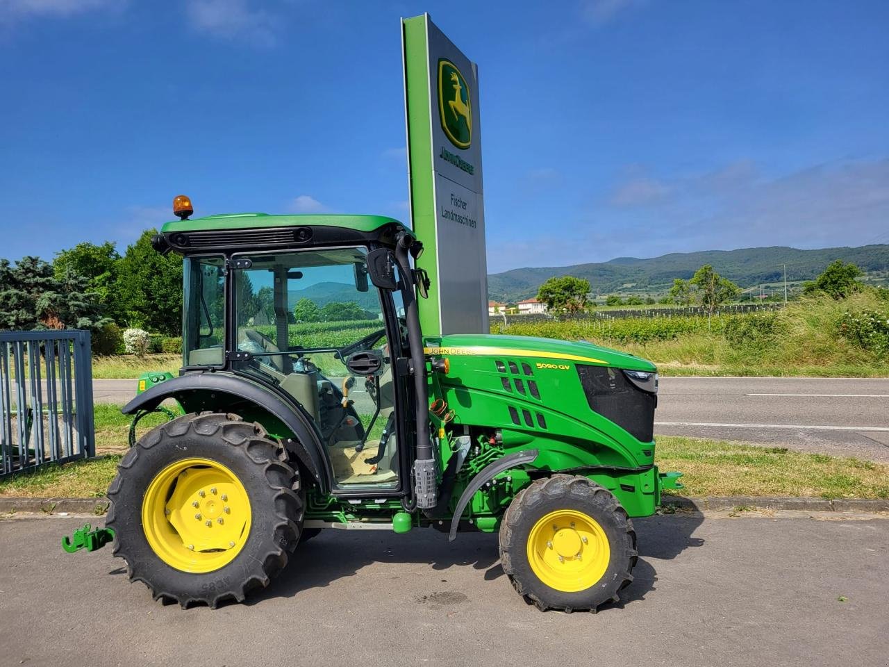 Schmalspurtraktor des Typs John Deere 5090GV, Neumaschine in Niederkirchen (Bild 2)