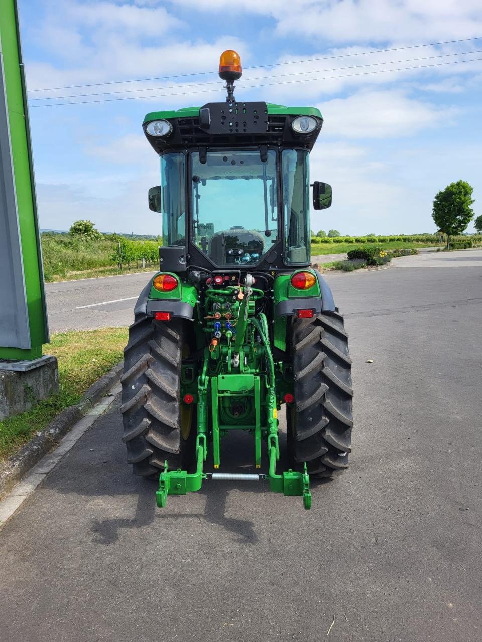 Schmalspurtraktor des Typs John Deere 5090GV, Neumaschine in Niederkirchen (Bild 3)