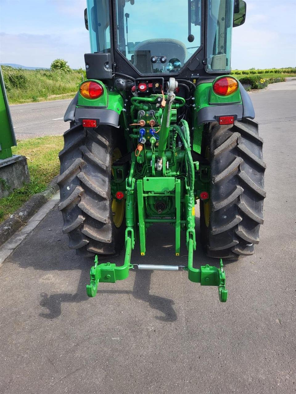 Schmalspurtraktor des Typs John Deere 5090GV, Neumaschine in Niederkirchen (Bild 4)