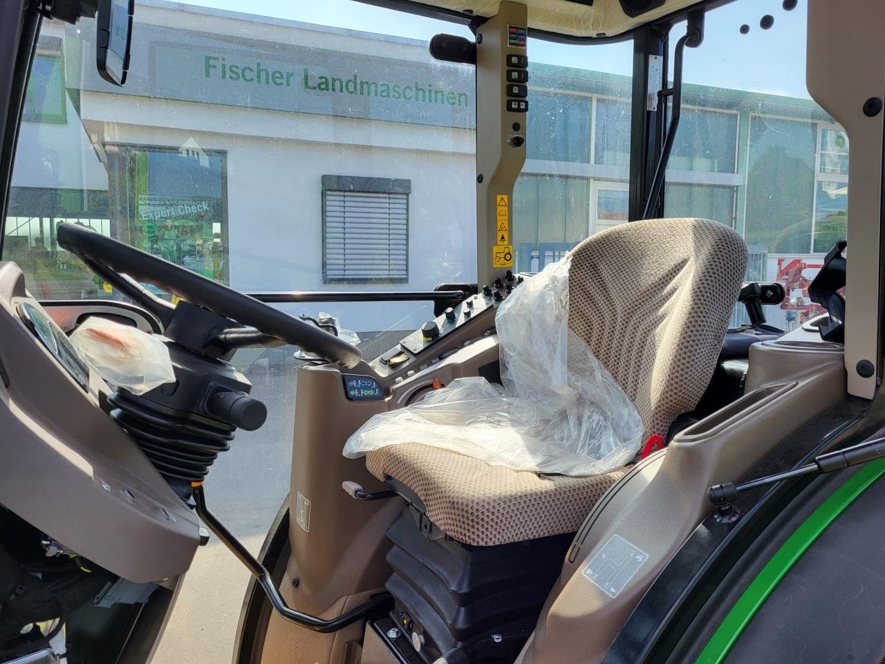 Schmalspurtraktor des Typs John Deere 5090GV, Neumaschine in Niederkirchen (Bild 5)