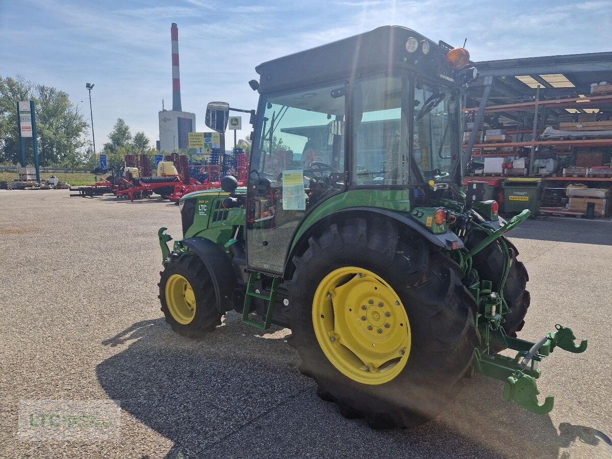Schmalspurtraktor des Typs John Deere 5105GN, Neumaschine in Korneuburg (Bild 4)