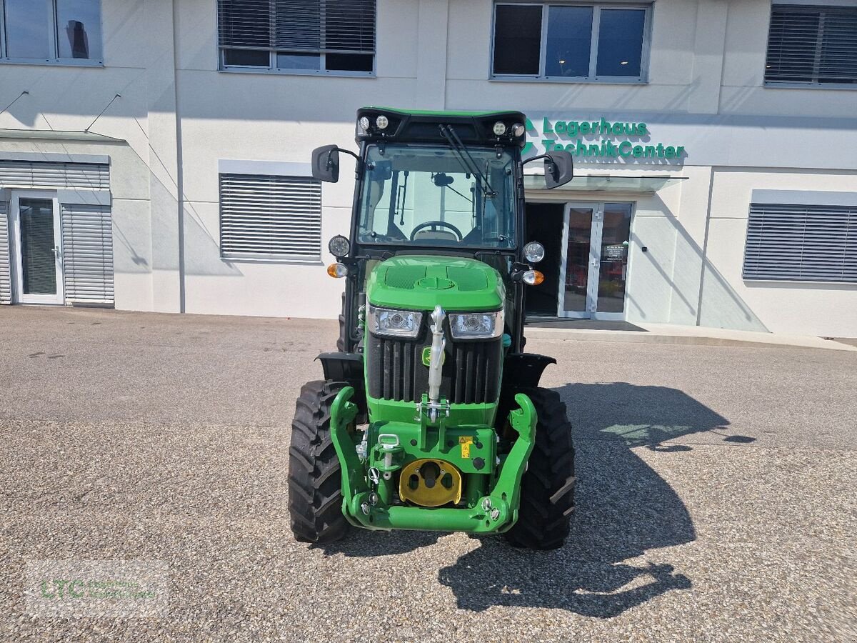 Schmalspurtraktor des Typs John Deere 5105GN, Neumaschine in Korneuburg (Bild 7)