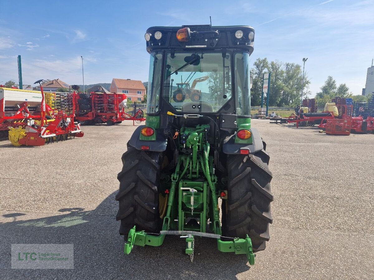 Schmalspurtraktor des Typs John Deere 5105GN, Neumaschine in Korneuburg (Bild 8)