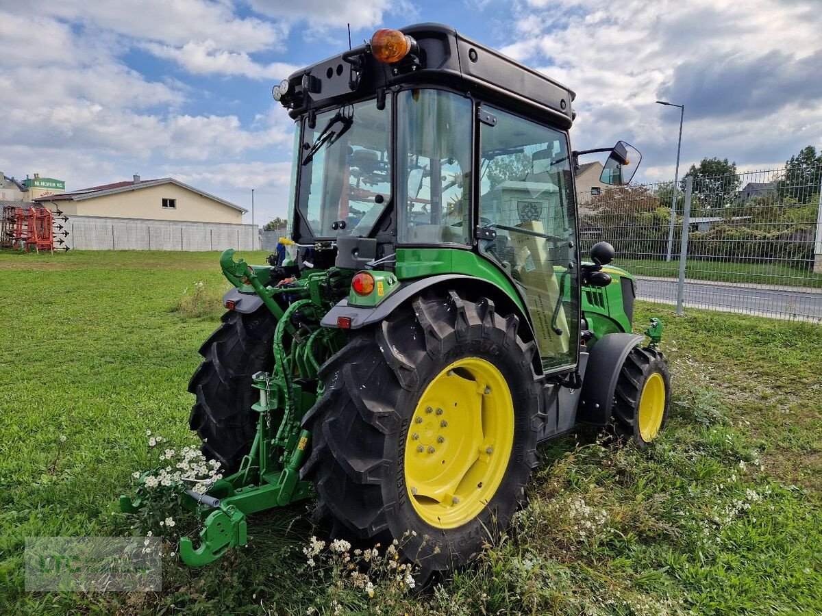 Schmalspurtraktor des Typs John Deere 5105GN, Neumaschine in Eggendorf (Bild 3)