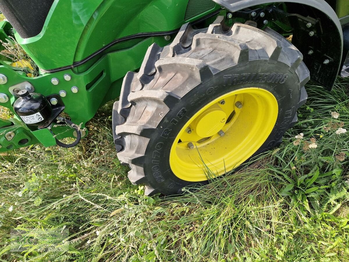 Schmalspurtraktor des Typs John Deere 5105GN, Neumaschine in Eggendorf (Bild 15)