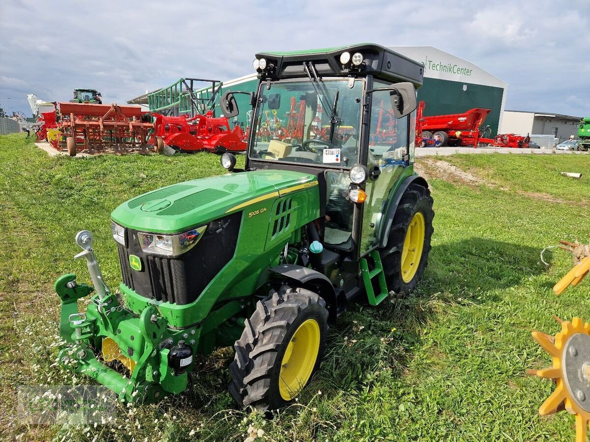 Schmalspurtraktor des Typs John Deere 5105GN, Neumaschine in Eggendorf (Bild 1)