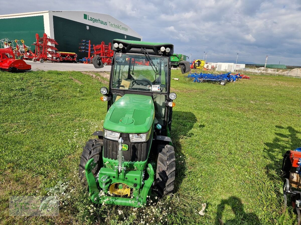 Schmalspurtraktor des Typs John Deere 5105GN, Neumaschine in Eggendorf (Bild 7)